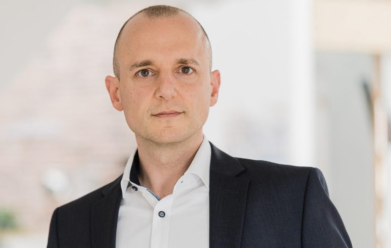 Porträtbild: Mario Schneider, Organisationsberater für das Gesundheits- und Sozialwesen, blickt freundlich in die Kamera
